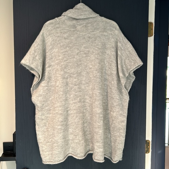 Grey shawl/poncho - Picture 2 of 5